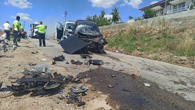 Kırıkkale'de iki otomobilin çarpıştığı kazada 10 kişi yaralandı