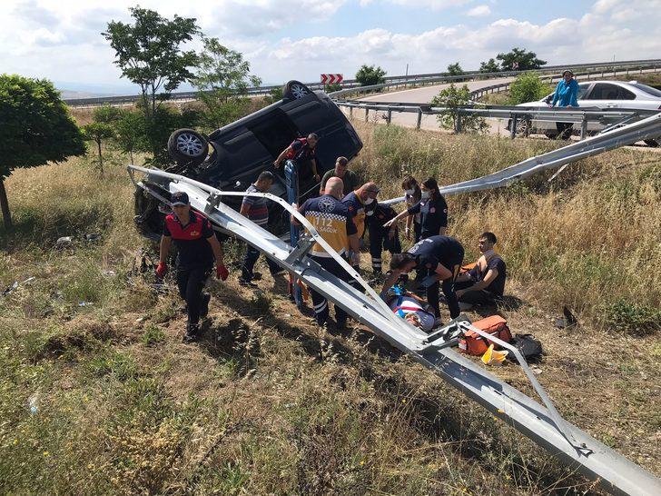 Amasya'da devrilen hafif ticari araçtaki 3 kişi yaralandı G1
