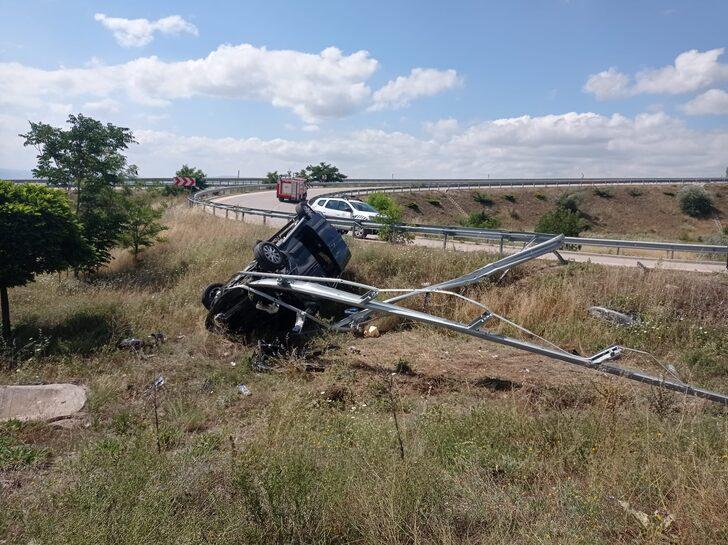 Amasya'da devrilen hafif ticari araçtaki 3 kişi yaralandı G4