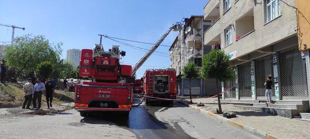 Avcılar'da 3 katlı binanın çatısında çıkan yangın söndürüldü