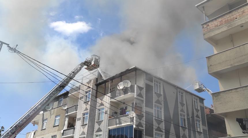 Avcılar'da 3 katlı binanın çatısında çıkan yangın söndürüldü