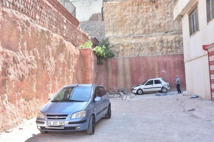 Gaziantep'te otomobil istinat duvarından park halindeki aracın üzerine düştü G1