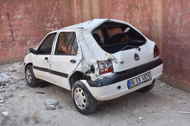 Gaziantep'te otomobil istinat duvarından park halindeki aracın üzerine düştü G2