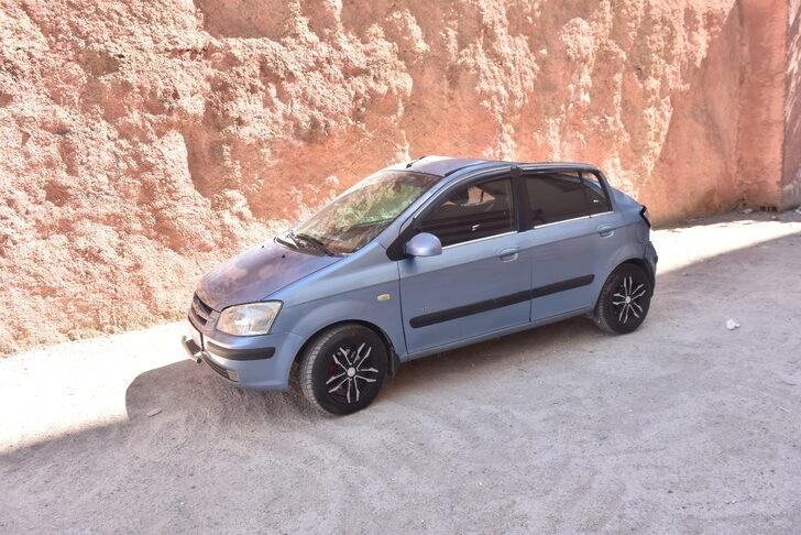 Gaziantep'te otomobil istinat duvarından park halindeki aracın üzerine düştü G3