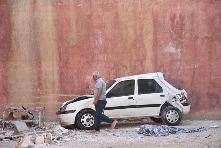 Gaziantep'te otomobil istinat duvarından park halindeki aracın üzerine düştü G4