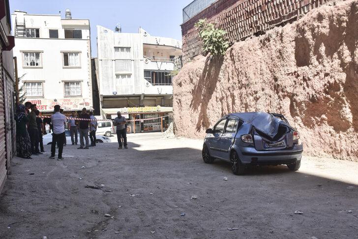 Gaziantep'te otomobil istinat duvarından park halindeki aracın üzerine düştü G5