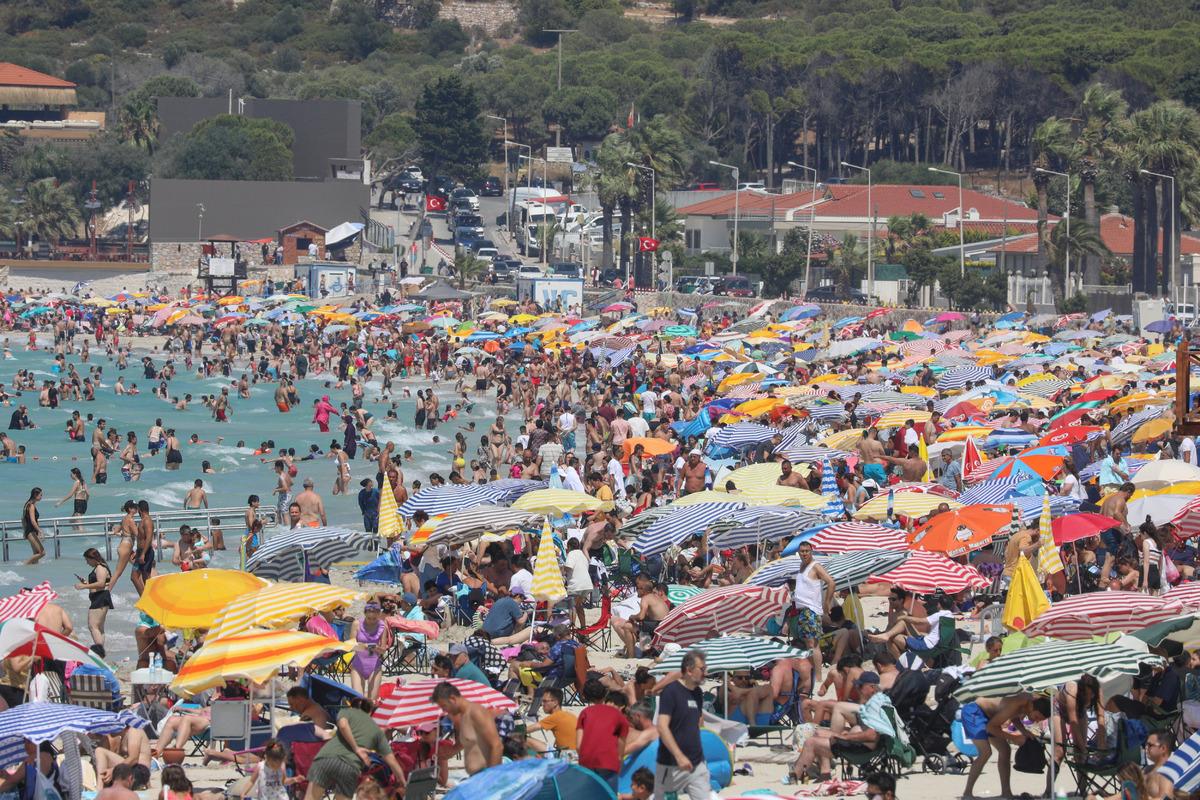 &Ccedil;eşme'de bayramın son g&uuml;n&uuml;nde plajlarda yoğunluk oluştu
