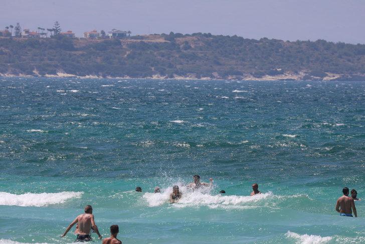 Çeşme'de bayramın son gününde plajlarda yoğunluk oluştu G2