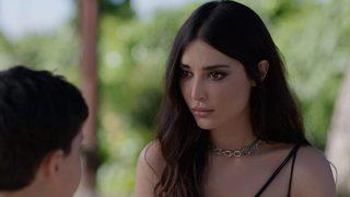 Mahkum'un Büge'si Melike İpek Yalova yatarak poz verdi! 