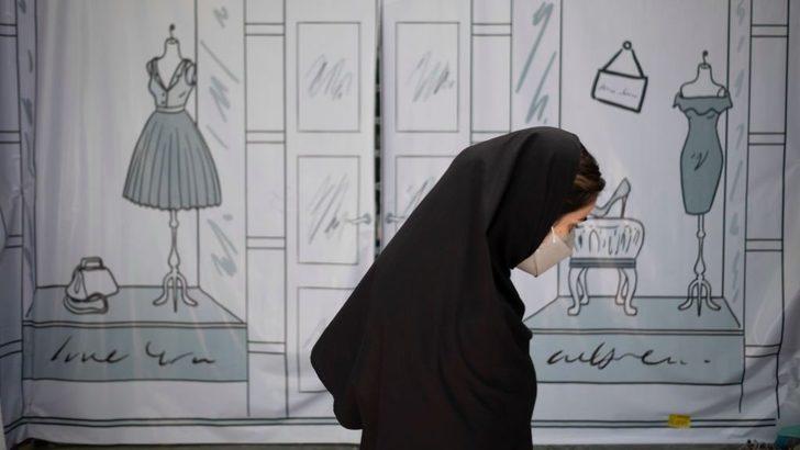 İran'da kadınlar başörtü yasalarına tepki olarak başlarını açıyor