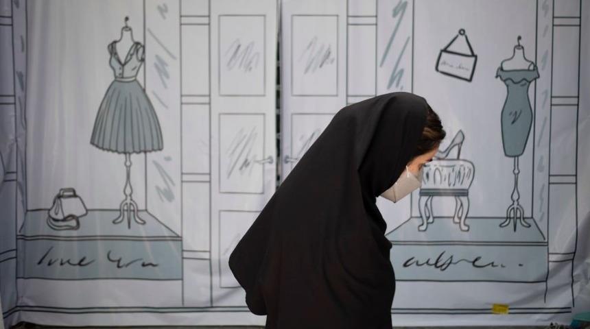 İran'da kadınlar baş&ouml;rt&uuml; yasalarına tepki olarak başlarını a&ccedil;ıyor