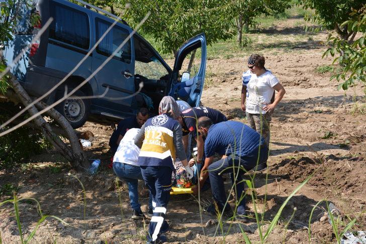 Bilecik'te tarlaya savrularak ağaçta asılı kalan araçtaki 2 kişi yaralandı G2