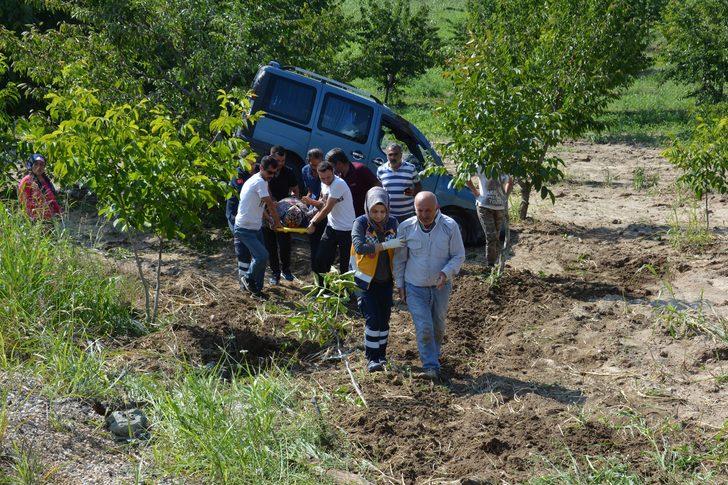 Bilecik'te tarlaya savrularak ağaçta asılı kalan araçtaki 2 kişi yaralandı G3