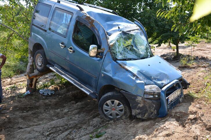 Bilecik'te tarlaya savrularak ağaçta asılı kalan araçtaki 2 kişi yaralandı G4