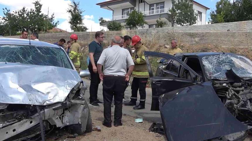Feci kaza! Araçlar kafa kafaya çarpıştı: 10 yaralı