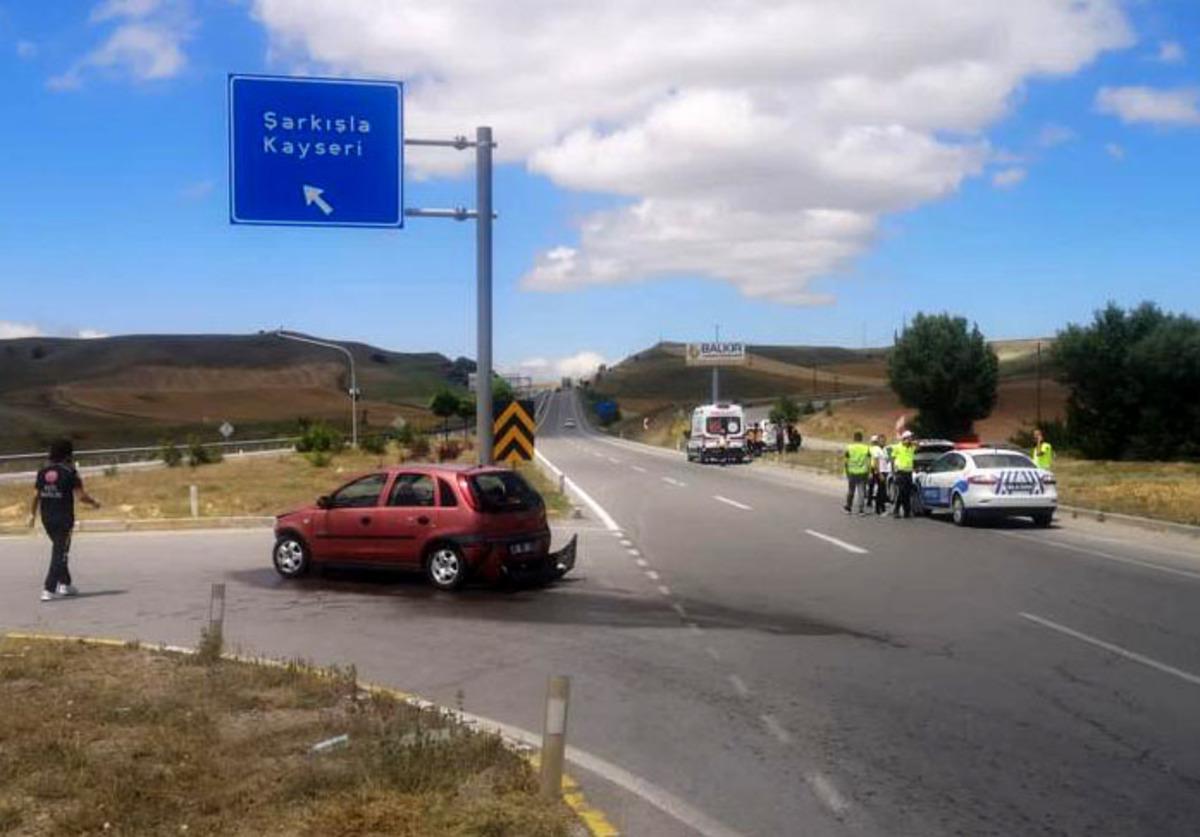 Sivas'ta iki otomobilin &ccedil;arpıştığı trafik kazasında 5 kişi yaralandı