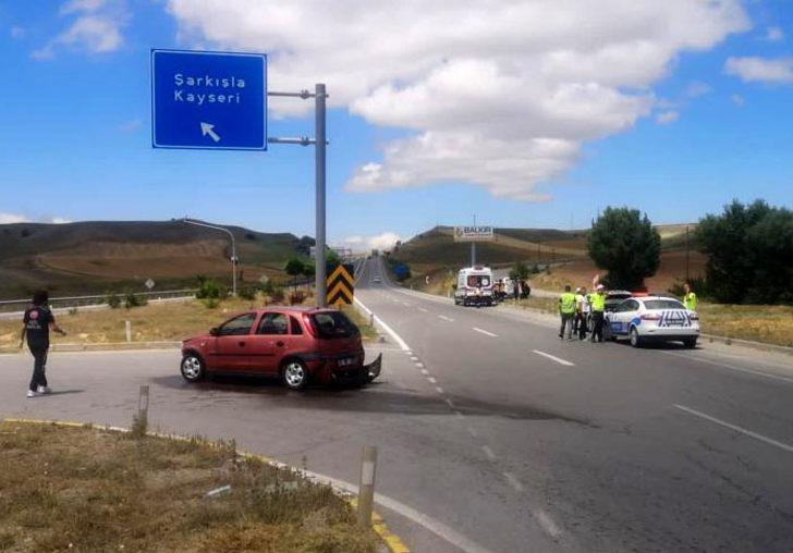Sivas'ta iki otomobilin çarpıştığı trafik kazasında 5 kişi yaralandı G1