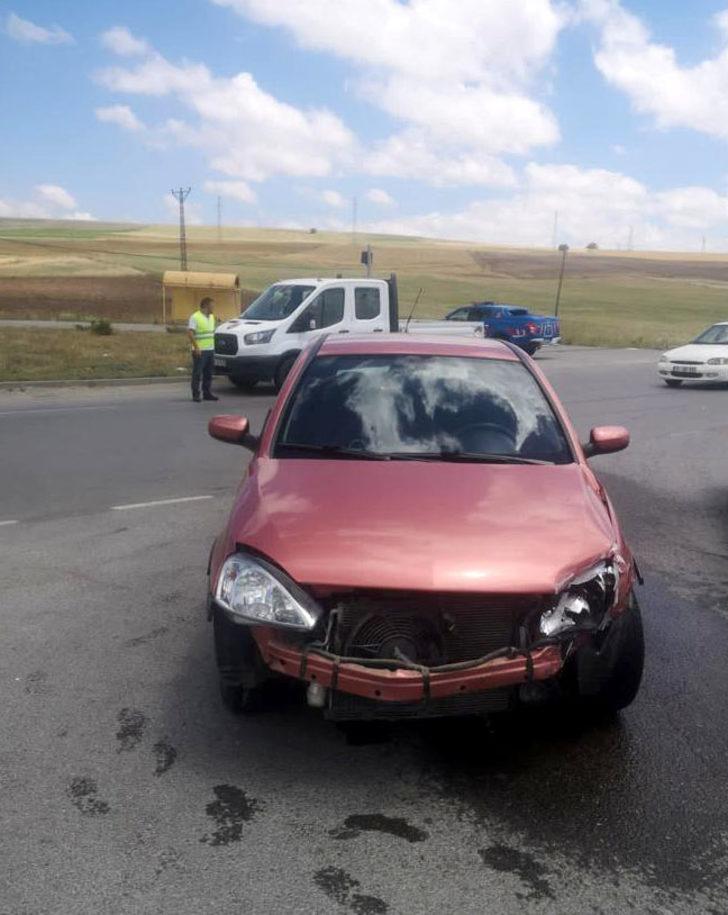 Sivas'ta iki otomobilin çarpıştığı trafik kazasında 5 kişi yaralandı G3