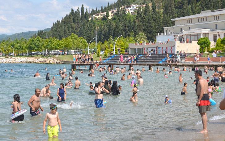 Kocaeli'de sıcaktan bunalanlar bayramın son gününü denizde geçirdi G2