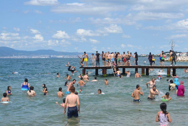 Kocaeli'de sıcaktan bunalanlar bayramın son gününü denizde geçirdi G3