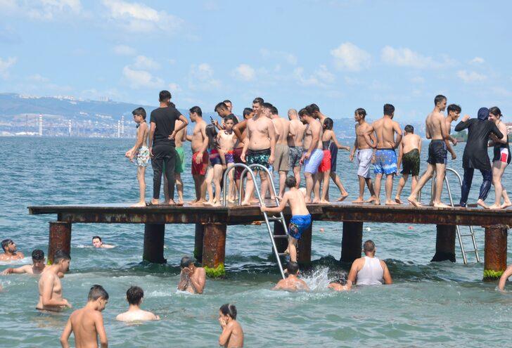 Kocaeli'de sıcaktan bunalanlar bayramın son gününü denizde geçirdi G4