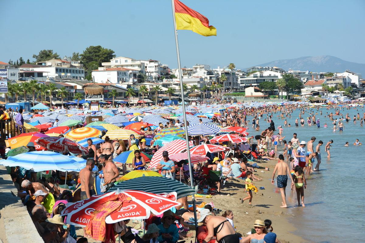 Didim'de bayramın son g&uuml;n&uuml;nde de plajlarda yoğunluk devam etti