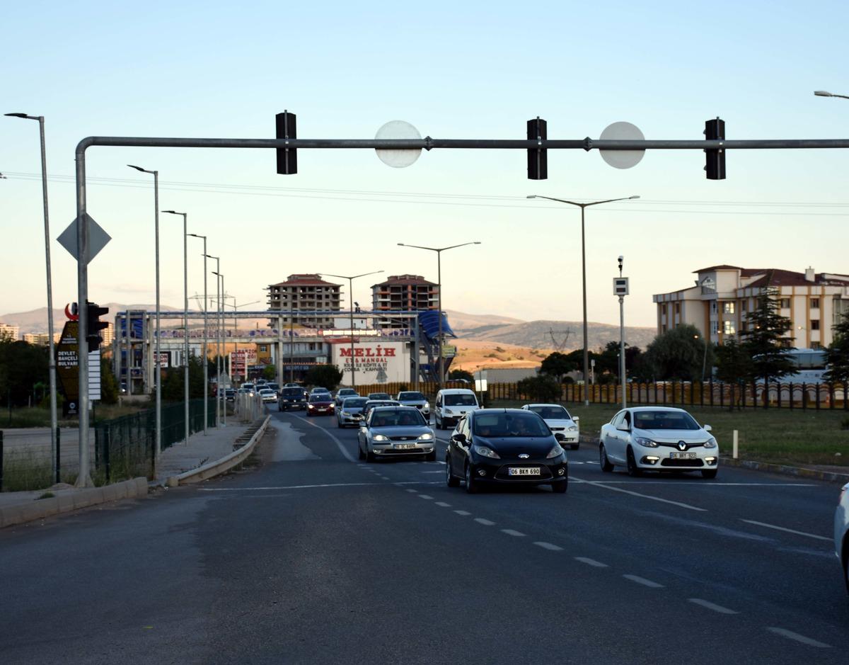 "Kilit kavşak" Kırıkkale'de bayramın son g&uuml;n&uuml;nde d&ouml;n&uuml;ş hareketliliği başladı