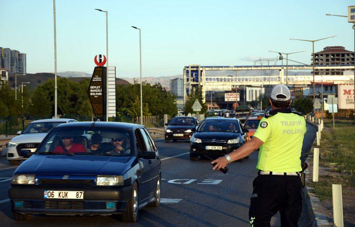 "Kilit kavşak" Kırıkkale'de bayramın son gününde dönüş hareketliliği başladı G2