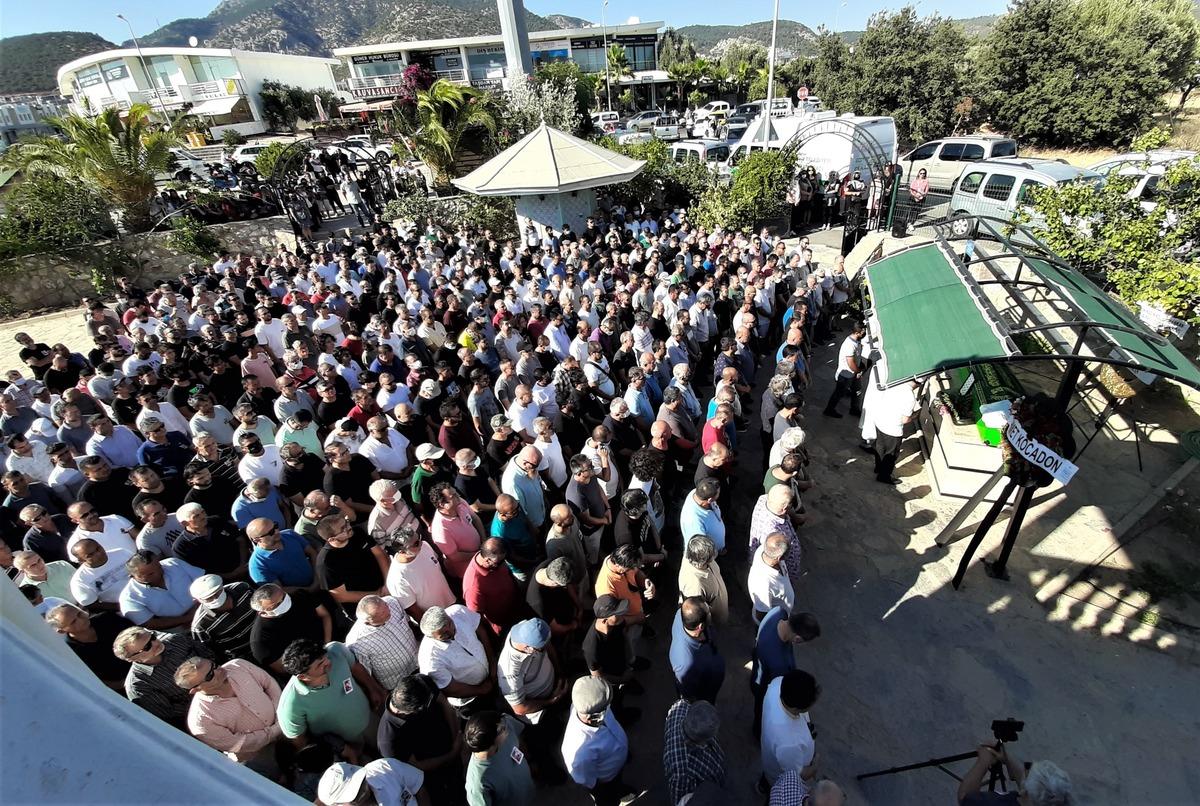 Muğla'da trafik kazası ge&ccedil;irerek &ouml;len &ouml;ğrencinin cenaze namazını &ouml;ğretmeni kıldırdı