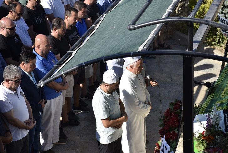 Muğla'da trafik kazası geçirerek ölen öğrencinin cenaze namazını öğretmeni kıldırdı G3