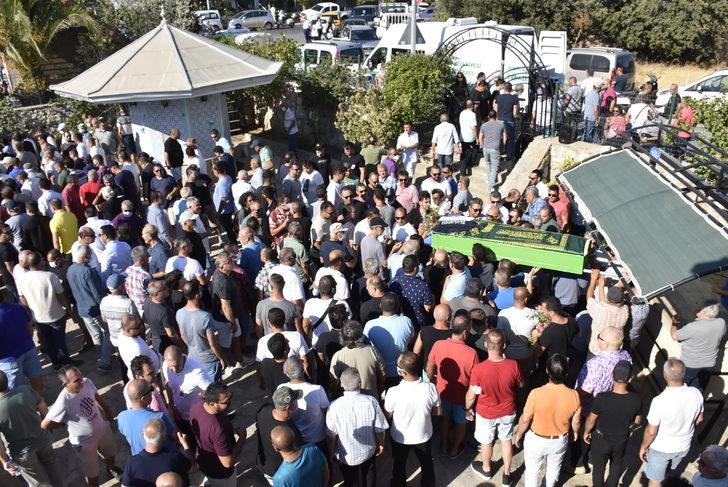 Muğla'da trafik kazası geçirerek ölen öğrencinin cenaze namazını öğretmeni kıldırdı G4