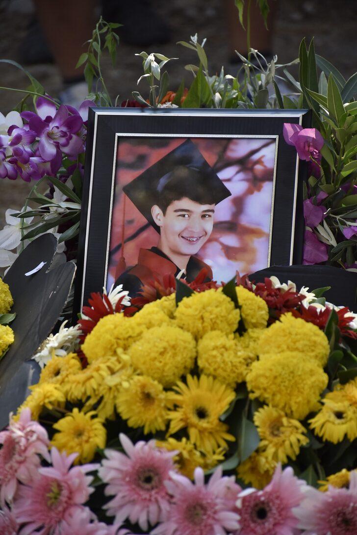 Muğla'da trafik kazası geçirerek ölen öğrencinin cenaze namazını öğretmeni kıldırdı G5