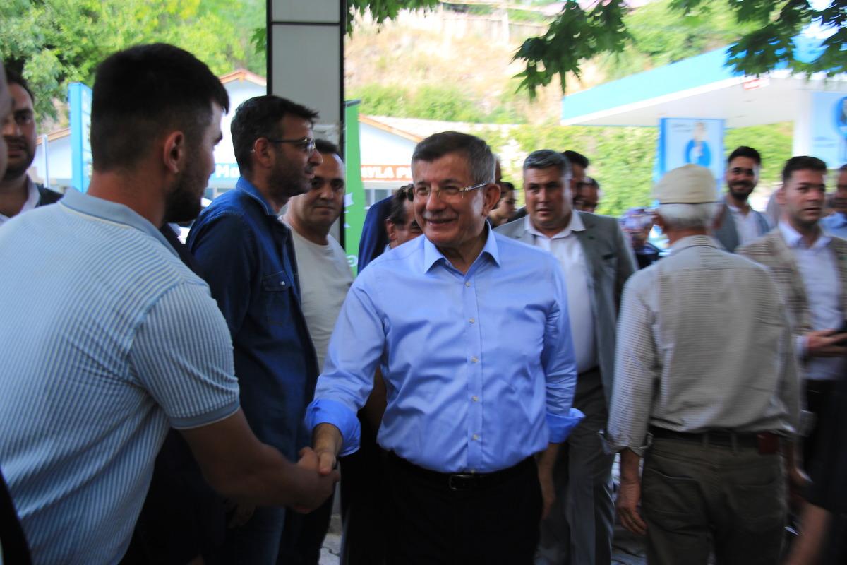 Gelecek Partisi Genel Başkanı Davutoğlu, Karaman'da vatandaşlarla bayramlaştı