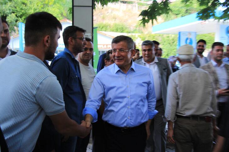 Gelecek Partisi Genel Başkanı Davutoğlu, Karaman'da vatandaşlarla bayramlaştı G1
