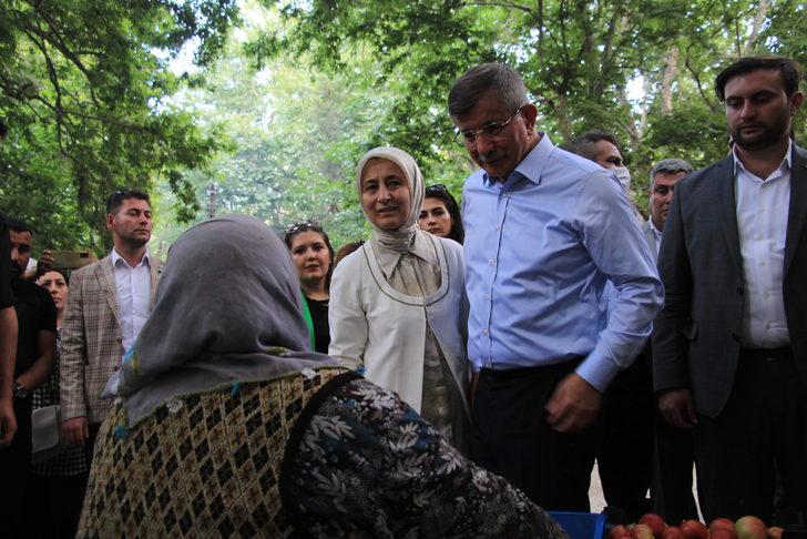 Gelecek Partisi Genel Başkanı Davutoğlu, Karaman'da vatandaşlarla bayramlaştı G3