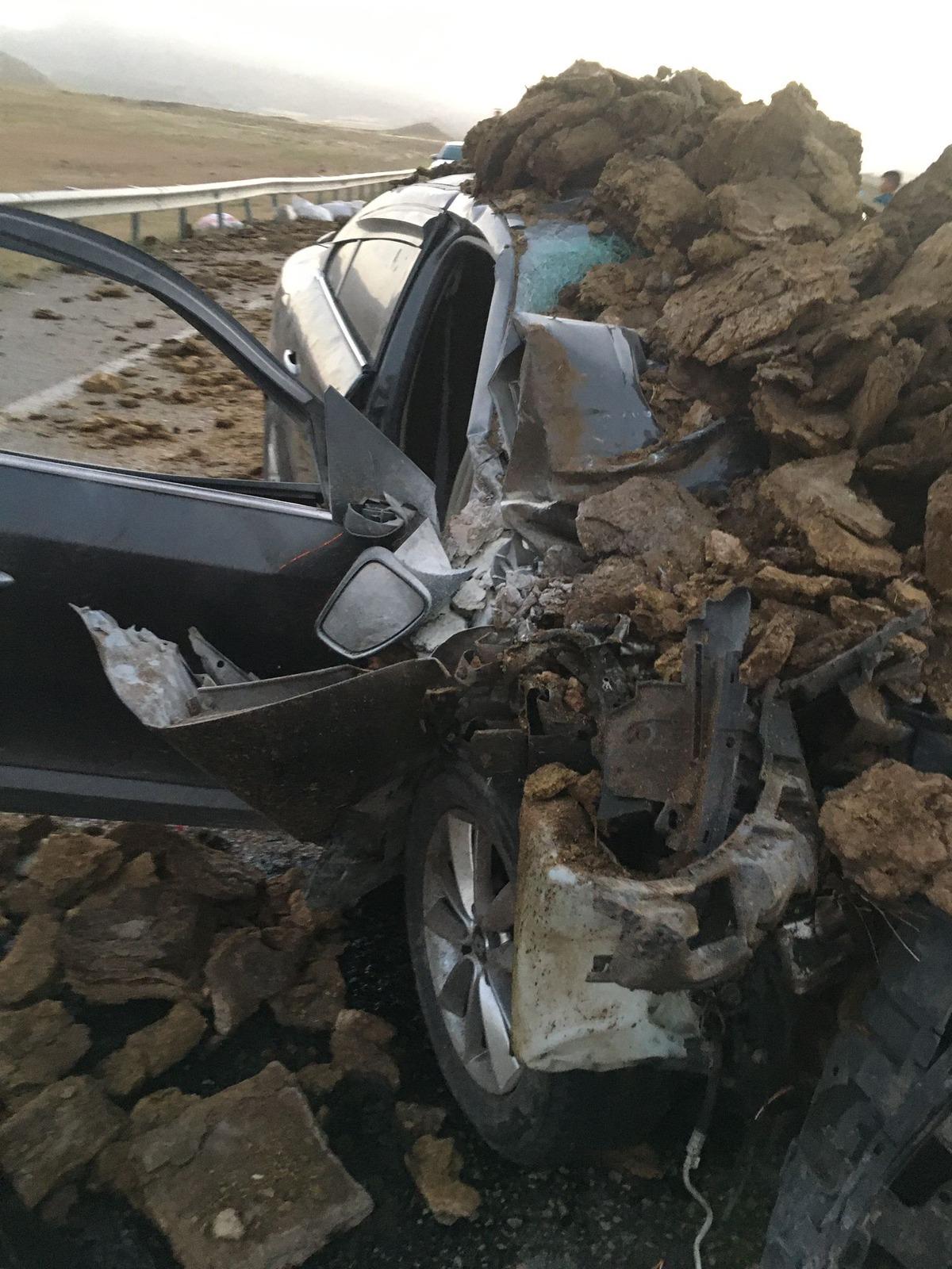Ağrı'da otomobille kamyonetin &ccedil;arpışması sonucu 1 kişi &ouml;ld&uuml;, 9 kişi yaralandı