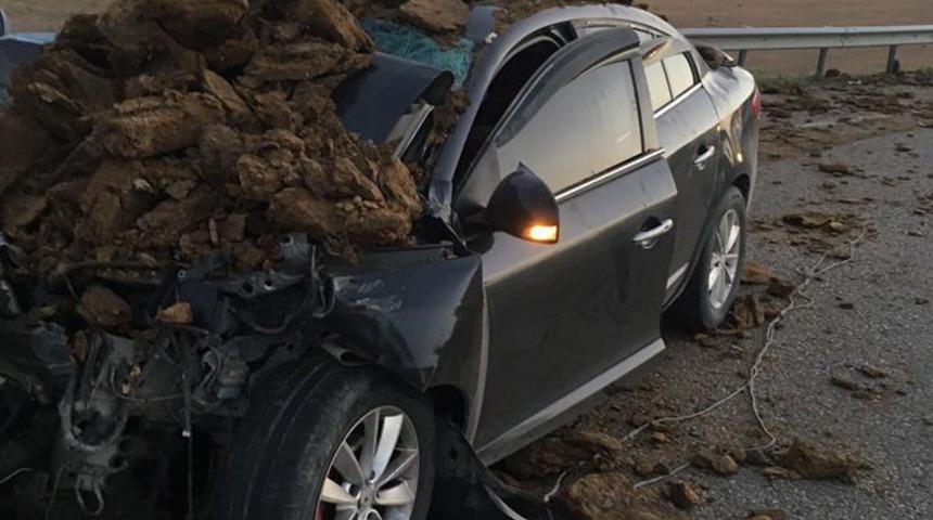 Ağrı'da feci kaza! Otomobil kamyonete çarptı, bir kişi öldü dokuz kişi yaralandı