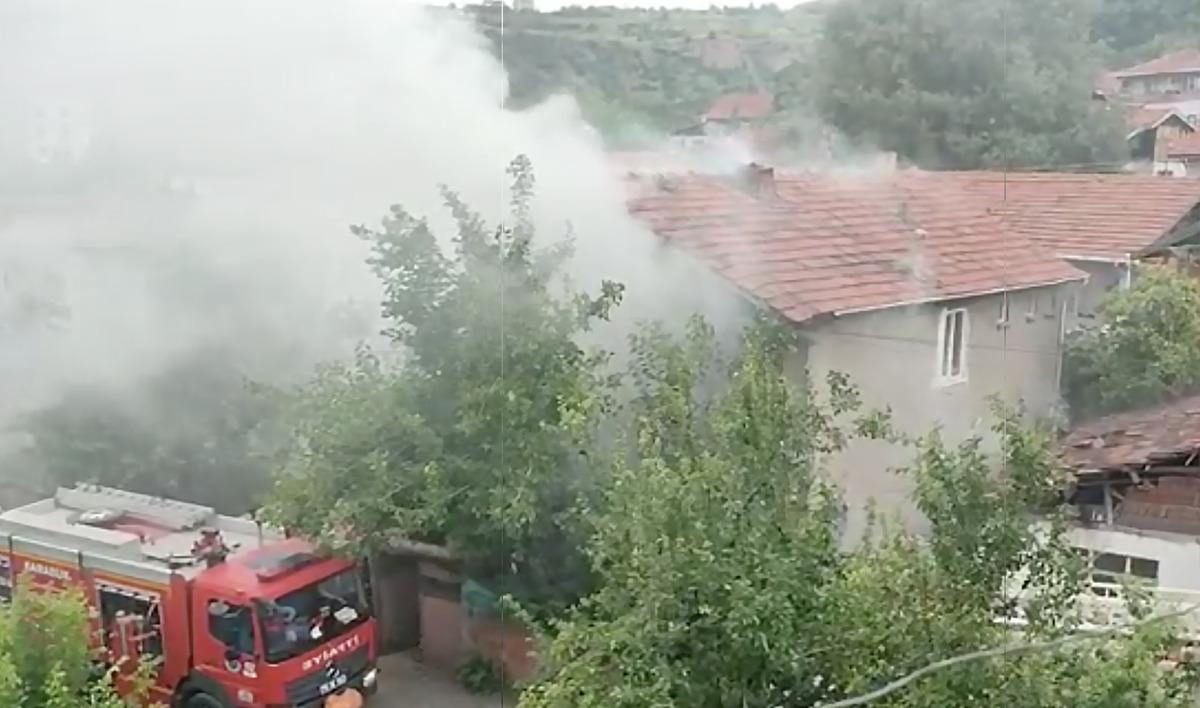 Karab&uuml;k'te iki katlı evde &ccedil;ıkan yangında maddi hasar oluştu
