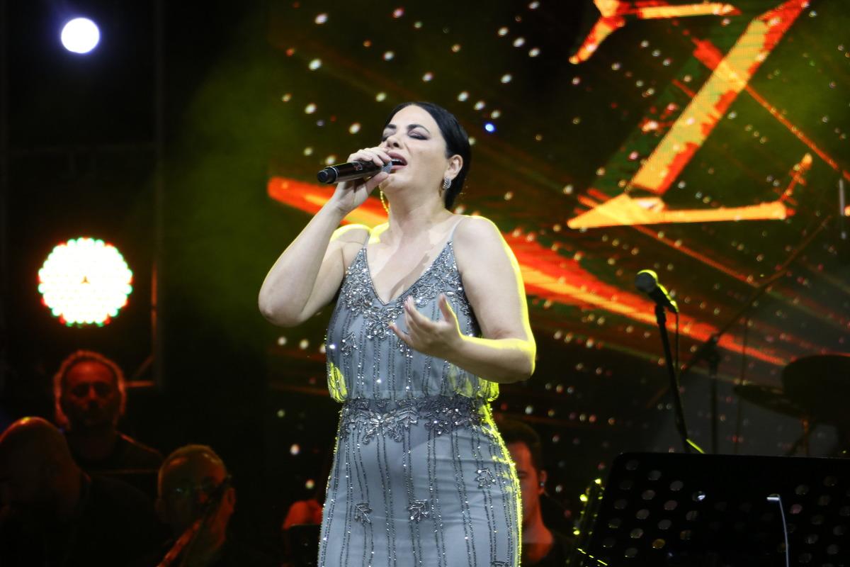 Sanat&ccedil;ı Zara, Karacakılavuz Keşkek Şenliği'nde konser verdi