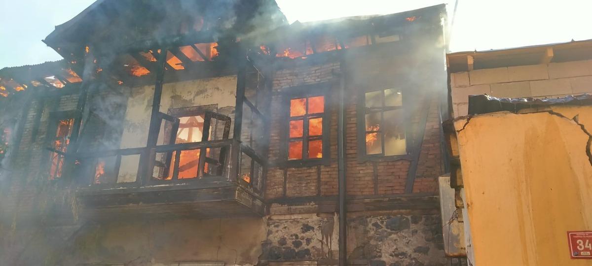 Kars'ta tarihi binada aynı g&uuml;n iki kez yangın &ccedil;ıktı