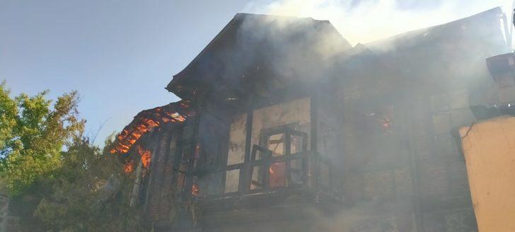 Kars'ta tarihi binada aynı gün iki kez yangın çıktı G3