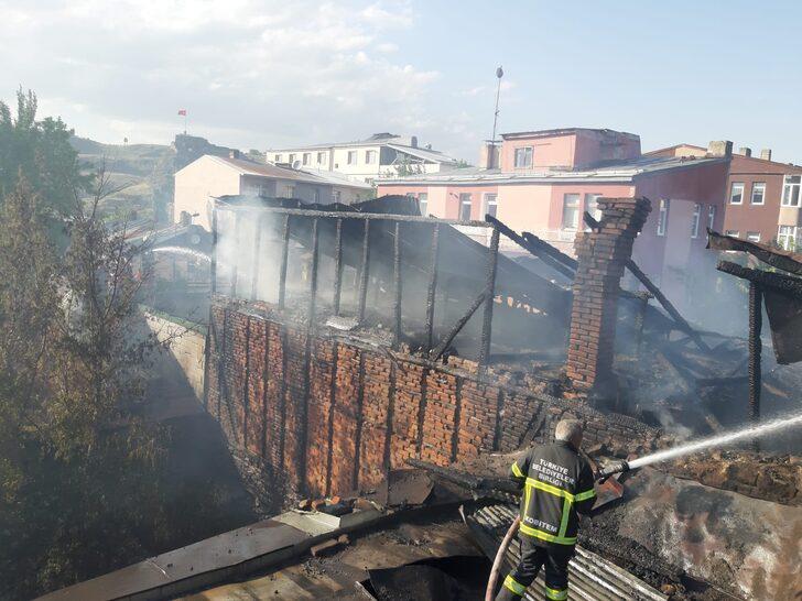 Kars'ta tarihi binada aynı gün iki kez yangın çıktı G4