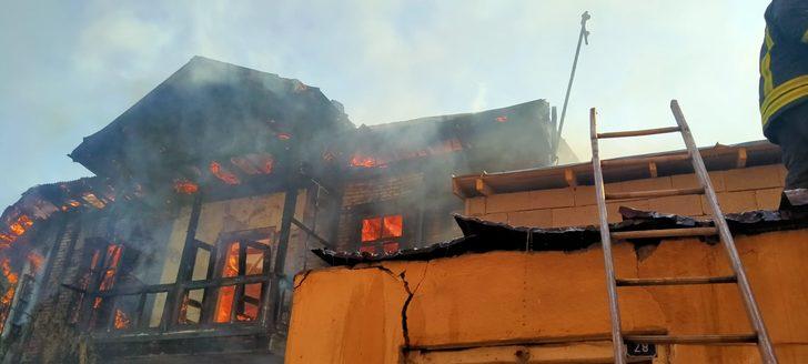 Kars'ta tarihi binada aynı gün iki kez yangın çıktı G5