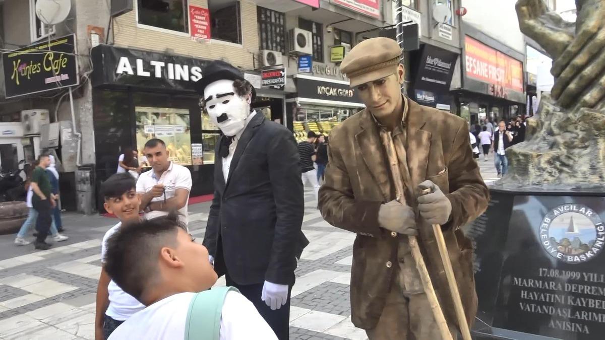 Avcılar&rsquo;da &lsquo;&Ccedil;&ouml;p&ccedil;&uuml;ler Kralı&rsquo; ve &lsquo;Şarlo&rsquo; canlı heykeli şaşkınlığı