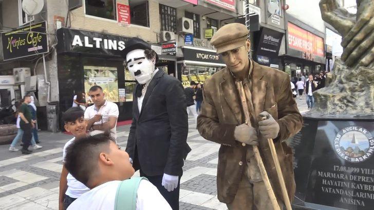 Avcılar’da ‘Çöpçüler Kralı’ ve ‘Şarlo’ canlı heykeli şaşkınlığı G1