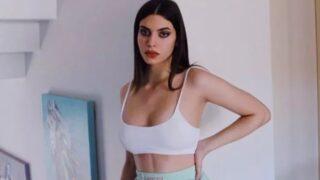 Defne Samyeli'nin küçük kızı Derin Talu bikinili plaj pozlarıyla olay yarattı