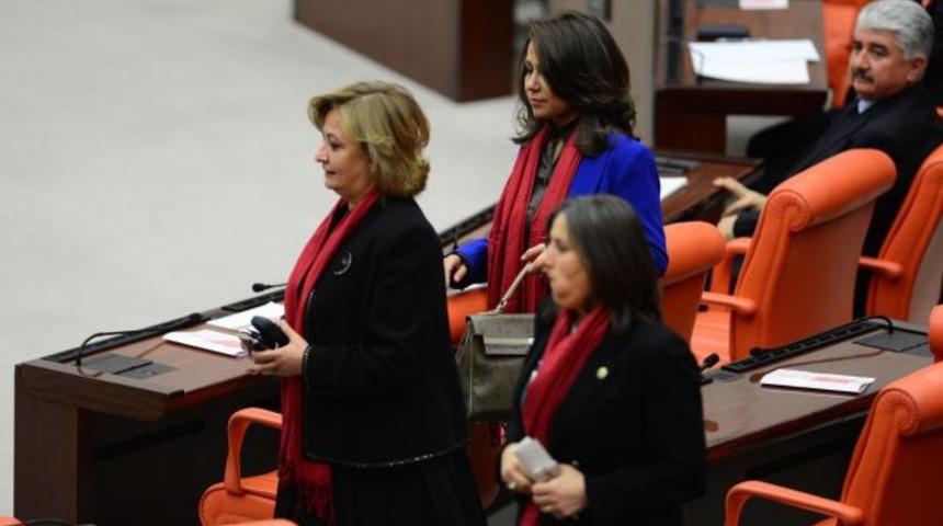 Kadın vekillerden küfre 'kırmızı'lı tepki