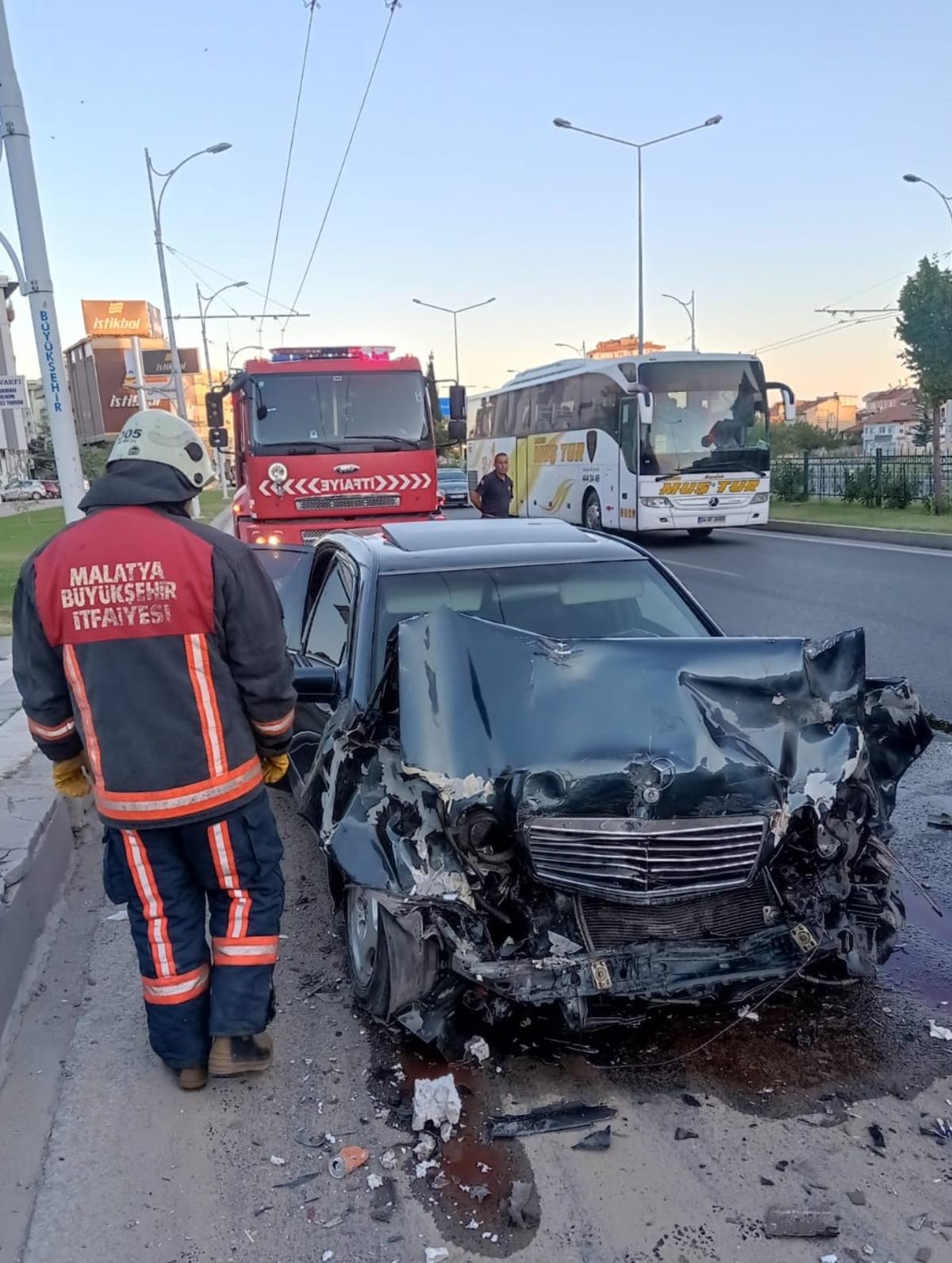 Malatya'da otomobil minib&uuml;se &ccedil;arptı, 1 kişi &ouml;ld&uuml;, 1 kişi yaralandı