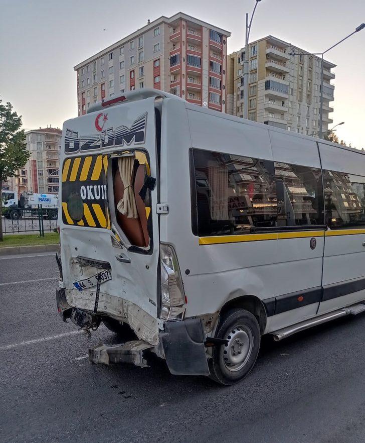 Malatya'da otomobil minibüse çarptı, 1 kişi öldü, 1 kişi yaralandı G2