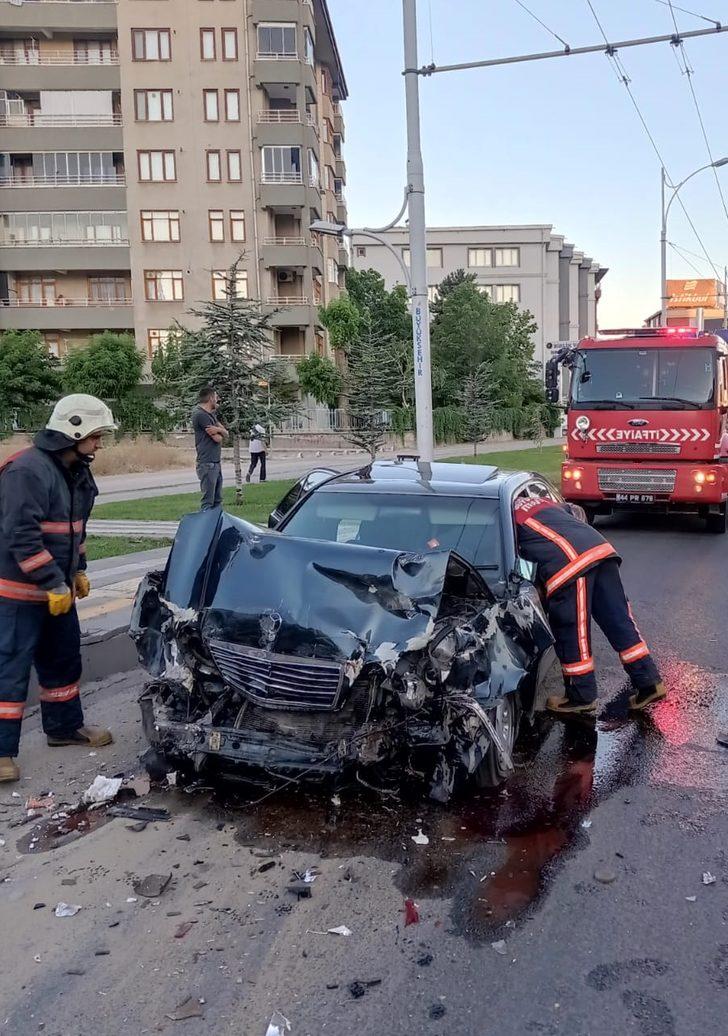 Malatya'da otomobil minibüse çarptı, 1 kişi öldü, 1 kişi yaralandı G3